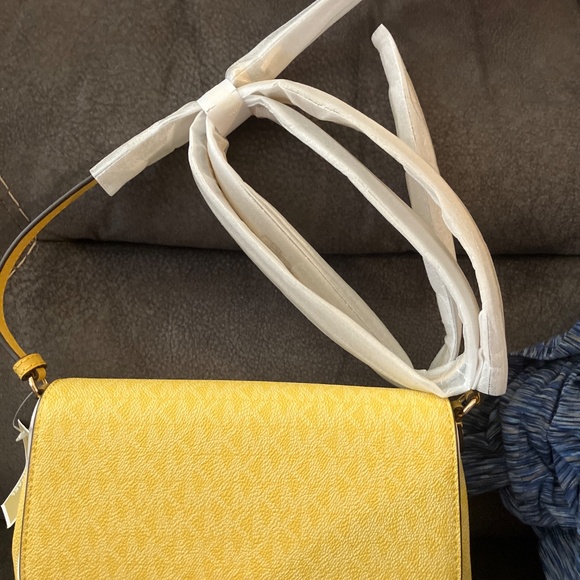 MK Jet Set Collection Item in Daisy 🌼 Yellow Crossbody - Picture 2 of 6